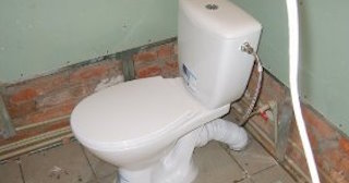 Установка приставного унитаза в Узловой - монтаж и подключение, СантехДомЗлв от 5142 рублей